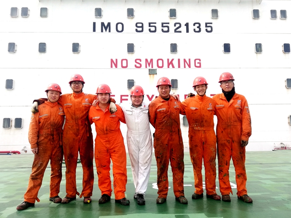 7.“明州76”輪開展“勞動美”攝影比賽活動,圖為船員們在甲板上合影。_副本_副本.jpg 7.“明州76”輪開展“勞動美”攝影比賽活動,圖為船員們在甲板上合影。_副本_副本.jpg