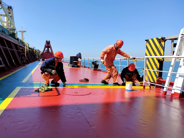 8.“明州78”輪船員修補甲板標志標識,鞏固7S成果。_副本_副本.jpg 8.“明州78”輪船員修補甲板標志標識,鞏固7S成果。_副本_副本.jpg