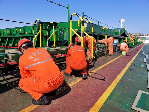 1.“五一“勞動節一早,明州59”輪黨員帶領甲板部人員對船舶甲板進行除銹油漆保養,維護好船容船貌,鞏固7S成果。_副本_副本.jpg 1.“五一“勞動節一早,明州59”輪黨員帶領甲板部人員對船舶甲板進行除銹油漆保養,維護好船容船貌,鞏固7S成果。_副本_副本.jpg