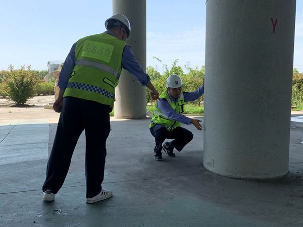 13.路巡人員做好橋墩的安全檢查。_副本_副本.jpg 13.路巡人員做好橋墩的安全檢查。_副本_副本.jpg