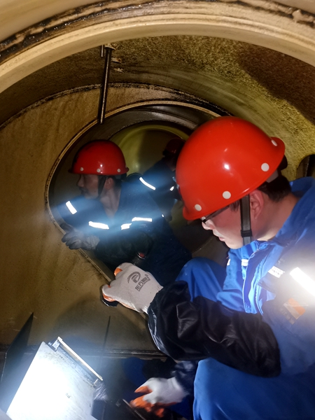 4.“明州502”輪組織黨員開展了清挖掃氣總管工作。_副本_副本.jpg 4.“明州502”輪組織黨員開展了清挖掃氣總管工作。_副本_副本.jpg