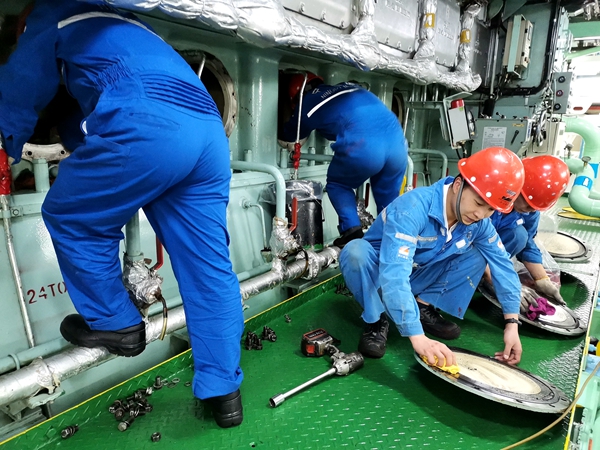 2.“明州59”輪的先進工作者帶領輪機部人員對船舶主機進行檢查保養,為電煤保供做好動力保障。_副本_副本.jpg 2.“明州59”輪的先進工作者帶領輪機部人員對船舶主機進行檢查保養,為電煤保供做好動力保障。_副本_副本.jpg