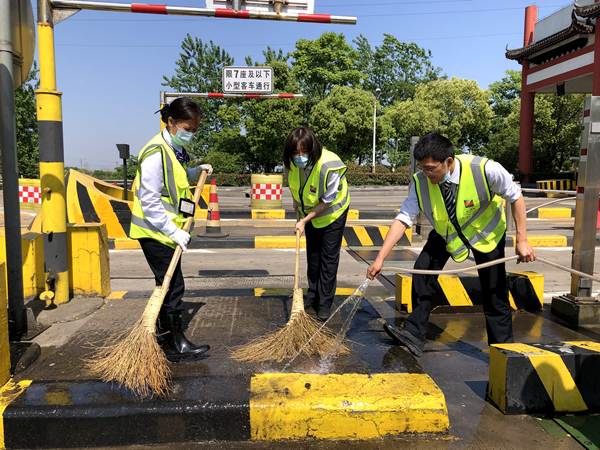 11.收費人員對收費區域環境進行清掃。_副本_副本.jpg 11.收費人員對收費區域環境進行清掃。_副本_副本.jpg