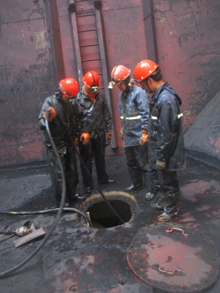 3.“明州501”輪開展壓載艙污泥沖洗工作。_副本_副本.jpg 3.“明州501”輪開展壓載艙污泥沖洗工作。_副本_副本.jpg