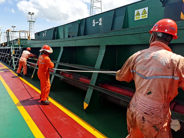 寧波海運所屬“明州201”輪船員在臺風來臨前，安裝好甲板扶手繩，確保人員安全。唐孟達攝_副本_副本.jpg