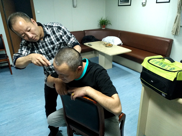 船舶三支部書記、“明州59毛輪船長(zhǎng)紅帥為船員理發(fā)。林建偉攝_副本_副本.jpg