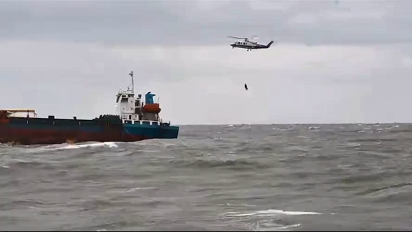 7時50分,救助直升機到達。視頻截圖_副本_副本.jpg 7時50分,救助直升機到達。視頻截圖_副本_副本.jpg