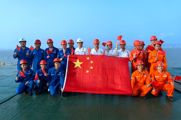 2.0.“明州76”輪開展“我與國旗同框”主題活動。閆小亮攝_副本_副本.jpg 2.0.“明州76”輪開展“我與國旗同框”主題活動。閆小亮攝_副本_副本.jpg