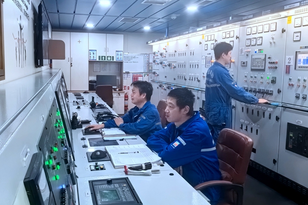 2.“明州507”輪輪機部船員做好值守,確保船舶設備保持良好運行狀態。張健華_副本_副本.jpg 2.“明州507”輪輪機部船員做好值守,確保船舶設備保持良好運行狀態。張健華_副本_副本.jpg