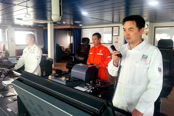 1.“明州507”輪船長指揮船舶航行。賈江濤攝_副本_副本.jpg 1.“明州507”輪船長指揮船舶航行。賈江濤攝_副本_副本.jpg