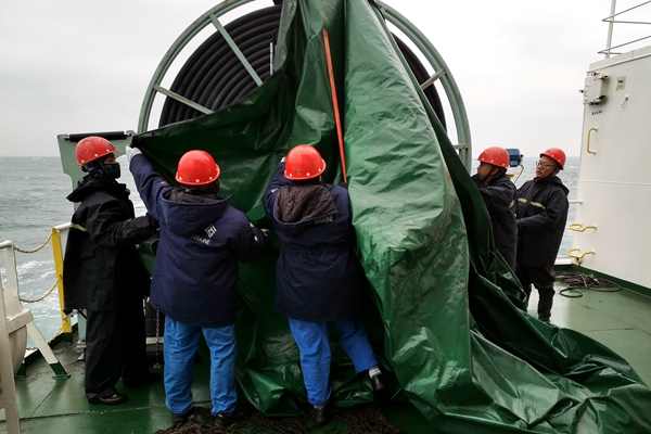 4.寧波海運船員對岸電系統做好防護工作。黃勇波攝_副本_副本.jpg 4.寧波海運船員對岸電系統做好防護工作。黃勇波攝_副本_副本.jpg