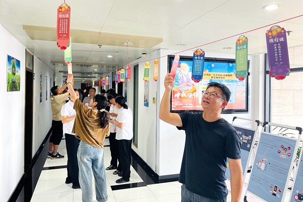 寧波海運(yùn)開(kāi)展“月滿中秋 喜迎國(guó)慶”職工趣味活動(dòng)。李虹鋒攝_副本.jpg 寧波海運(yùn)開(kāi)展“月滿中秋 喜迎國(guó)慶”職工趣味活動(dòng)。李虹鋒攝_副本.jpg