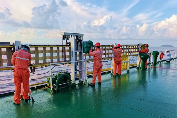 寧波海運船員們對船舶引水梯進行系固作業。賀佳劍攝_副本.jpg 寧波海運船員們對船舶引水梯進行系固作業。賀佳劍攝_副本.jpg