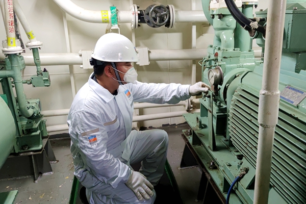 寧波海運青年機務檢查船舶錨機油泵工況。郭文勝攝_副本.jpg