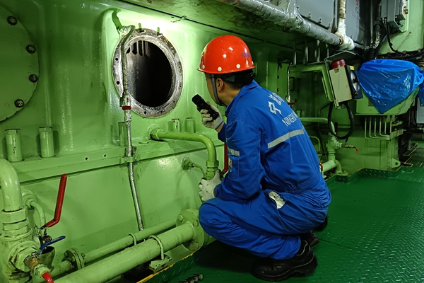 寧波海運青年船員做好船舶主機掃氣箱檢查。閆小亮 攝_副本.jpg