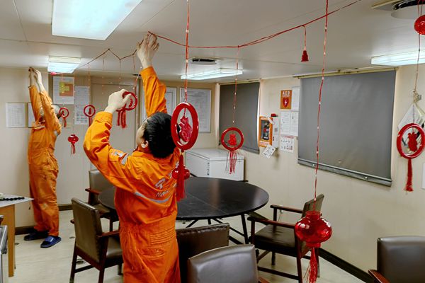 “浙能7”輪開展新春氛圍布置。張全利 攝_副本.jpg “浙能7”輪開展新春氛圍布置。張全利 攝_副本.jpg