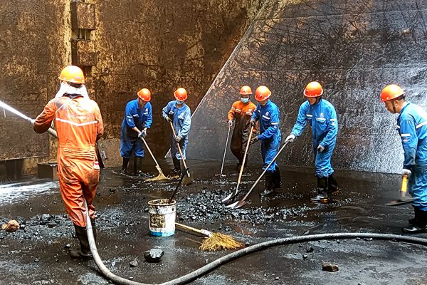 “明州78”輪船員正在沖洗貨艙。簡(jiǎn)志佳 攝_副本.jpg “明州78”輪船員正在沖洗貨艙。簡(jiǎn)志佳 攝_副本.jpg