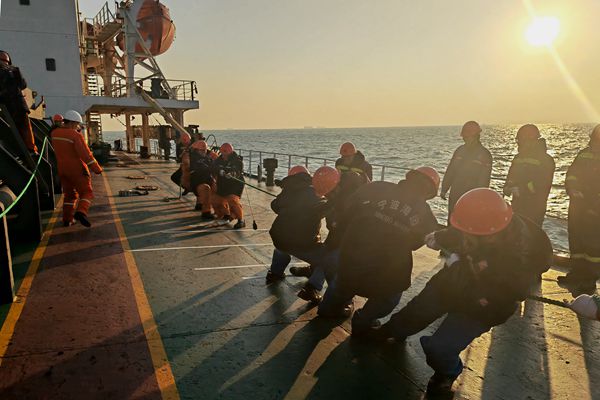 “浙能5”輪船舶在節(jié)前開展拔河比賽。馬金樑 攝_副本.jpg