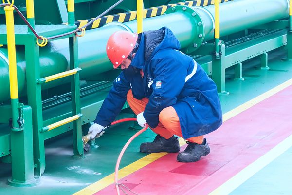 “明州507”輪船員做好甲板的除銹保養(yǎng)工作。朱協(xié)林 攝_副本.jpg