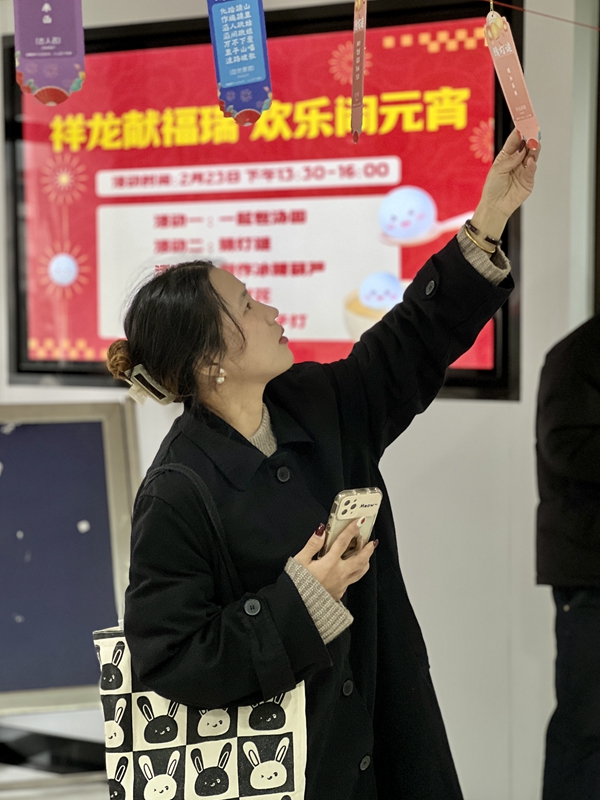 寧波海運(yùn)職工正在猜燈謎。黃崇武 攝_副本.jpg