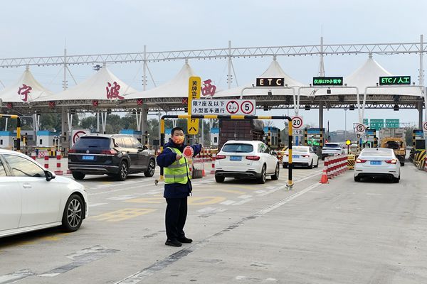 寧波西收費(fèi)所外廣場(chǎng)引導(dǎo)入口車輛_副本.jpg 寧波西收費(fèi)所外廣場(chǎng)引導(dǎo)入口車輛_副本.jpg