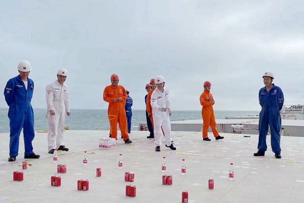 “浙能7”輪開展迎春節(jié)套圈活動(dòng)。王士軍 攝_副本.jpg