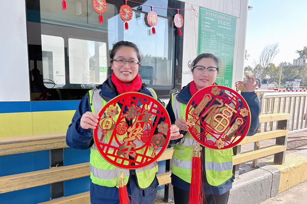 寧波海運(yùn)明州高速橫街收費(fèi)所員工向司乘人員送上節(jié)日的祝福。何曉意 攝_副本.png 寧波海運(yùn)明州高速橫街收費(fèi)所員工向司乘人員送上節(jié)日的祝福。何曉意 攝_副本.png