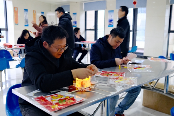 寧波海運(yùn)職工正在制作花燈。黃崇武攝_副本.jpg