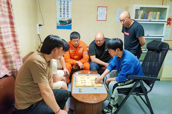“浙能5”輪開展象棋比賽。馬金樑 攝_副本.jpg