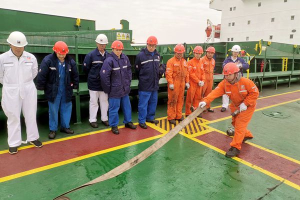 “明州59”輪船舶舉行了拋水龍帶實(shí)操比賽。林建偉 攝_副本.jpg “明州59”輪船舶舉行了拋水龍帶實(shí)操比賽。林建偉 攝_副本.jpg