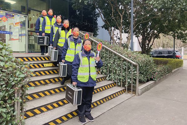 明州高速寧波西收費(fèi)所收費(fèi)員們?cè)诎嗲皶?huì)后列隊(duì)準(zhǔn)備上崗。方隆 提供_副本.jpg 明州高速寧波西收費(fèi)所收費(fèi)員們?cè)诎嗲皶?huì)后列隊(duì)準(zhǔn)備上崗。方隆 提供_副本.jpg