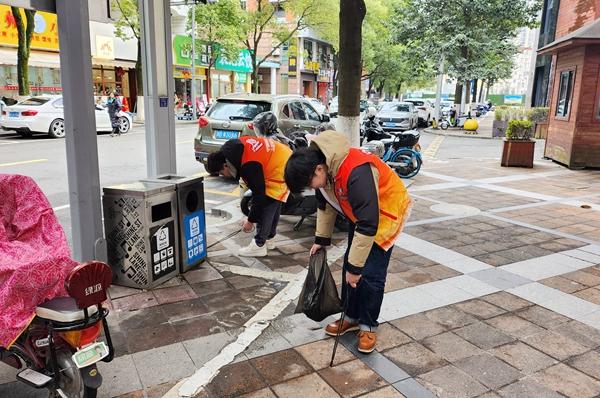 寧波海運志愿者們正在清理街區路面。周宇驊 攝_副本.jpg 寧波海運志愿者們正在清理街區路面。周宇驊 攝_副本.jpg