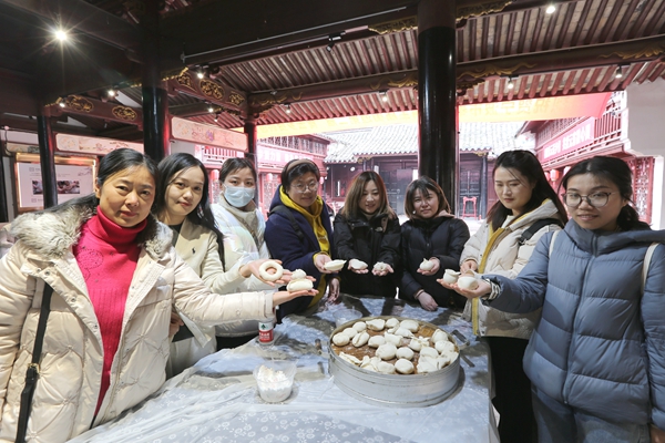 手工制作油包活動。陸瑩 攝_副本.jpg 手工制作油包活動。陸瑩 攝_副本.jpg