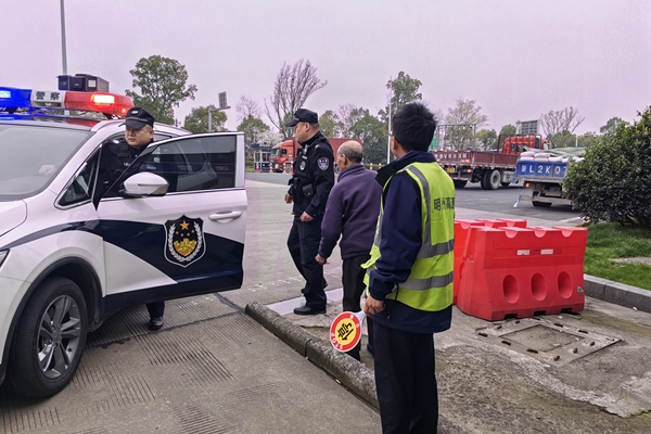 明州高速暖心助迷途老人平安歸家。何曉意攝_副本.jpg 明州高速暖心助迷途老人平安歸家。何曉意攝_副本.jpg