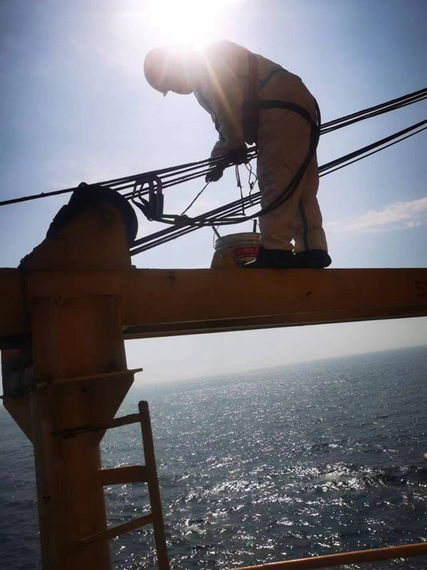 3-船員們開展日常保養工作。陳芬杰 攝_副本.jpg 3-船員們開展日常保養工作。陳芬杰 攝_副本.jpg