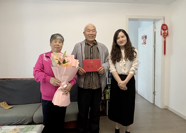 寧波海運(yùn)工會(huì)專程看望退休職工、全國勞模張帆芳同志。陸瑩攝_副本.jpg 寧波海運(yùn)工會(huì)專程看望退休職工、全國勞模張帆芳同志。陸瑩攝_副本.jpg