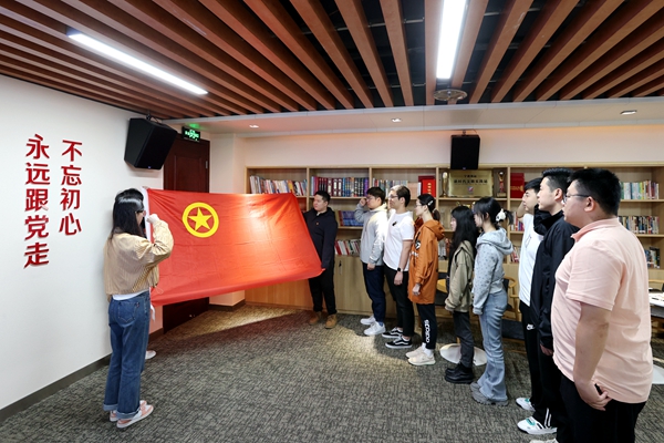 公司團員青年重溫入團誓詞。陸瑩 攝_副本.jpg 公司團員青年重溫入團誓詞。陸瑩 攝_副本.jpg