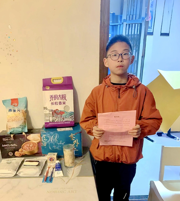 寧波海運(yùn)船員家屬收到節(jié)前慰問品。張平攝_副本_副本.jpg 寧波海運(yùn)船員家屬收到節(jié)前慰問品。張平攝_副本_副本.jpg