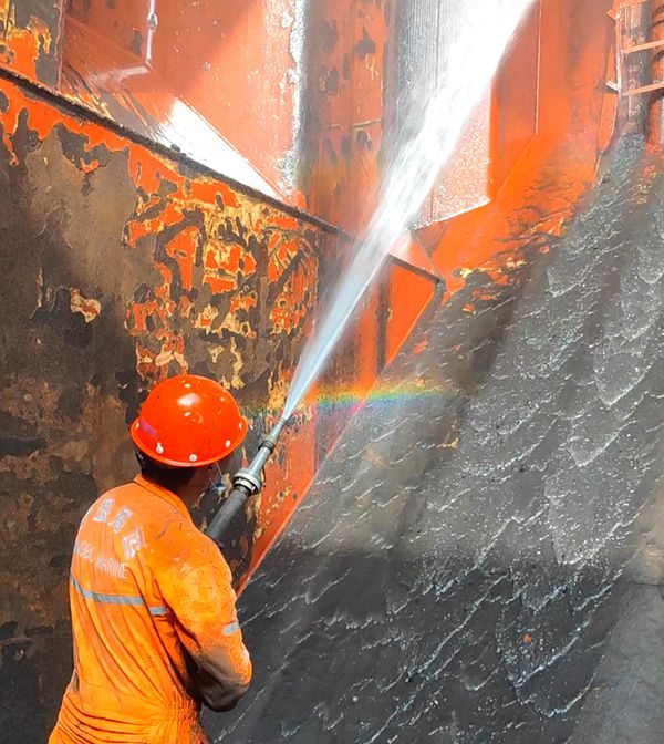 9-船員進行沖艙作業。童傳恩 攝_副本.jpg 9-船員進行沖艙作業。童傳恩 攝_副本.jpg