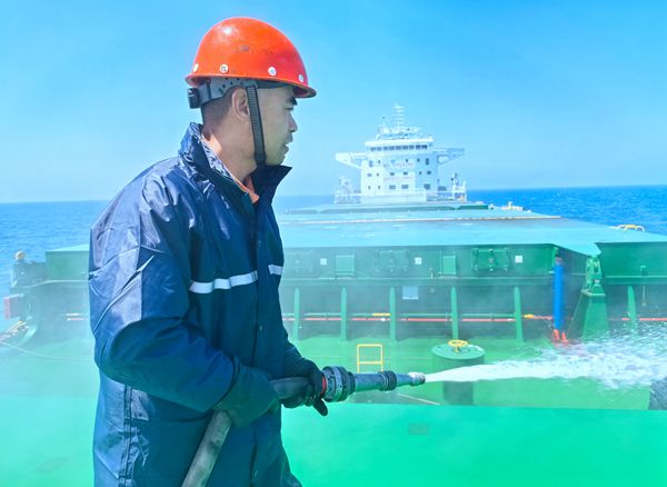 7-船員進行甲板沖洗作業。李亞軍 攝_副本.jpg 7-船員進行甲板沖洗作業。李亞軍 攝_副本.jpg