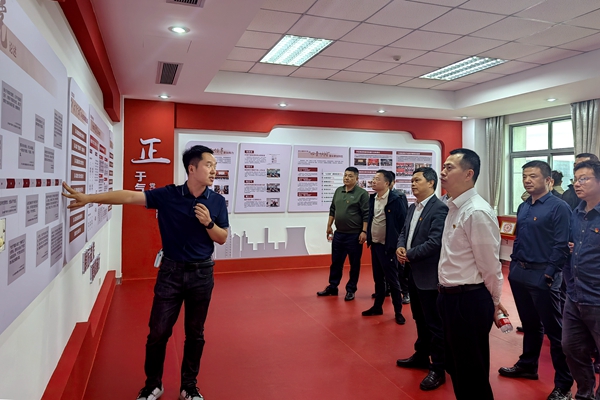 黨員同志參觀學習。俞杰 攝_副本_副本.jpg 黨員同志參觀學習。俞杰 攝_副本_副本.jpg