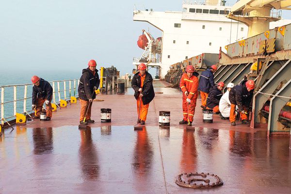 11-船員們在艙蓋板上涂油漆,美容美化船舶。馬金樑 攝_副本.jpg 11-船員們在艙蓋板上涂油漆,美容美化船舶。馬金樑 攝_副本.jpg