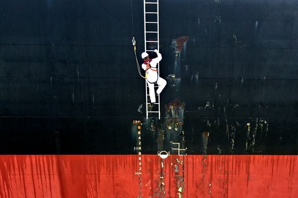 4-船員查看船舶水線。周宇驊 攝_副本.jpg 4-船員查看船舶水線。周宇驊 攝_副本.jpg