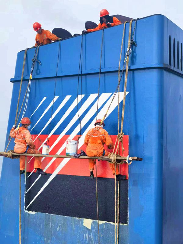 5-船員們對船舶煙囪進行保養。陳強 攝_副本.jpg 5-船員們對船舶煙囪進行保養。陳強 攝_副本.jpg