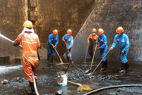 8-船員對貨艙沖洗作業。簡志佳 攝_副本.jpg 8-船員對貨艙沖洗作業。簡志佳 攝_副本.jpg