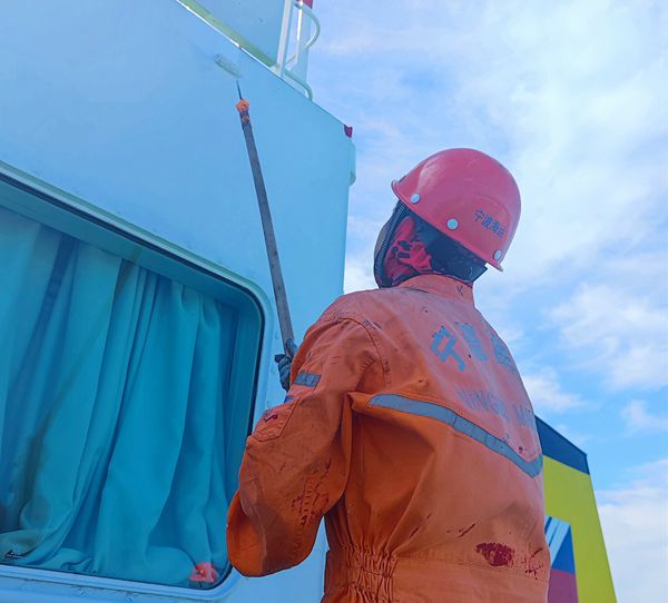10-船員在涂刷油漆。童傳恩 攝_副本.jpg 10-船員在涂刷油漆。童傳恩 攝_副本.jpg