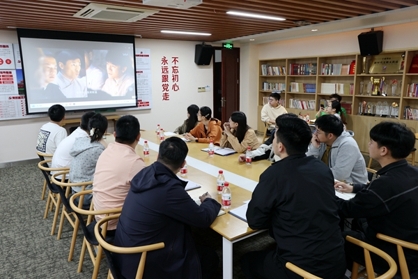 公司團員青年集體觀看五四系列影視作品。陸瑩 攝_副本.jpg 公司團員青年集體觀看五四系列影視作品。陸瑩 攝_副本.jpg
