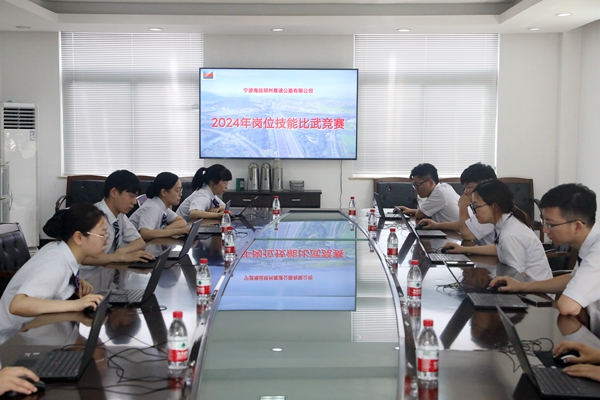 收費員技能比武理論知識采取無紙化答題。林峰攝_副本.jpg 收費員技能比武理論知識采取無紙化答題。林峰攝_副本.jpg