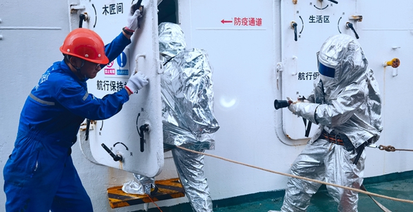 消防員探火_副本_副本.jpg 消防員探火_副本_副本.jpg