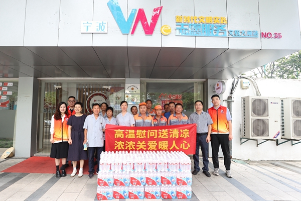 送清涼-環衛工人。陸瑩攝1#_副本.jpg 送清涼-環衛工人。陸瑩攝1#_副本.jpg